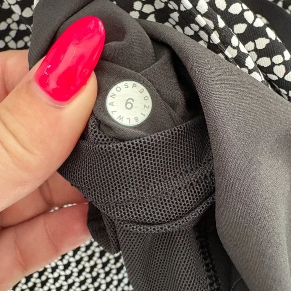 Lululemon on the fly short—2.5 inch - Picture 5 of 7